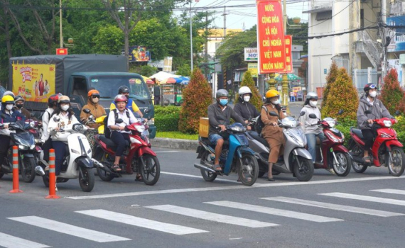 Kh&ocirc;ng xử phạt h&agrave;nh vi vượt đ&egrave;n đỏ để nhường đường cho xe cấp cứu, xe ưu ti&ecirc;n