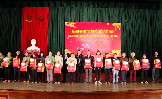 Đồng ch&iacute; Ph&oacute; Chủ tịch Ủy ban Trung ương MTTQ Việt Nam Nguyễn Thị Thu H&agrave; tặng qu&agrave; Tết tại Ninh B&igrave;nh