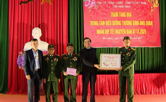 C&aacute;c đồng ch&iacute; Thường trực Tỉnh uỷ thăm, tặng qu&agrave; nh&acirc;n dịp Tết Nguy&ecirc;n đ&aacute;n Ất Tỵ 2025
