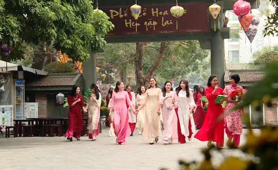 &Aacute;o d&agrave;i t&ocirc; thắm sắc Xu&acirc;n