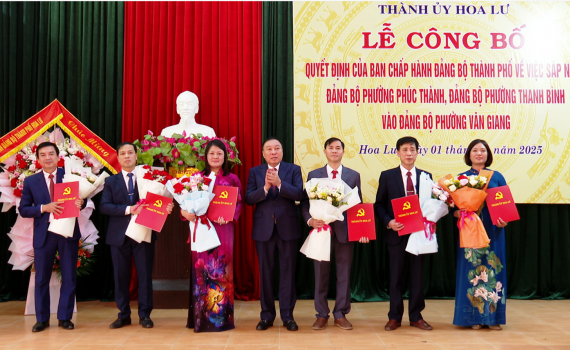 C&ocirc;ng bố Quyết định th&agrave;nh lập Đảng bộ phường V&acirc;n Giang