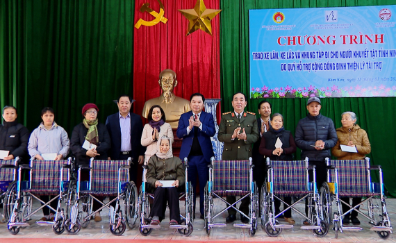 Đồng ch&iacute; Thứ trưởng Bộ C&ocirc;ng an Trần Quốc Tỏ tặng qu&agrave; Tết tại Ninh B&igrave;nh
