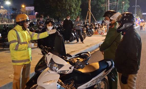 B&igrave;nh y&ecirc;n đ&ecirc;m giao thừa