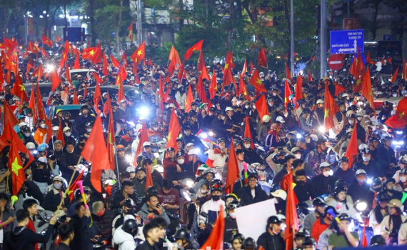 Đ&ecirc;m kh&ocirc;ng ngủ của c&aacute;c cổ động vi&ecirc;n b&oacute;ng đ&aacute; Việt Nam