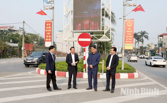 Đồng ch&iacute; B&iacute; thư Tỉnh ủy Đặng Xu&acirc;n Phong kiểm tra c&ocirc;ng t&aacute;c tuy&ecirc;n truyền Đại hội đại biểu to&agrave;n quốc lần thứ XIV của Đảng