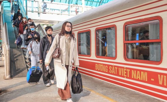 Khuyến c&aacute;o h&agrave;nh kh&aacute;ch kh&ocirc;ng mua v&eacute; t&agrave;u Tết qua 'c&ograve; v&eacute;'