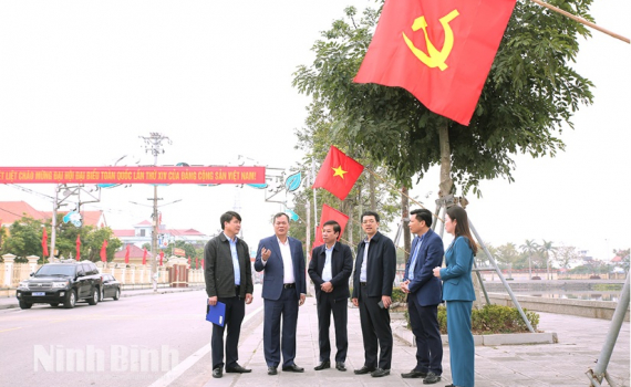 Đồng ch&iacute; Ph&oacute; B&iacute; thư Tỉnh ủy, Chủ tịch HĐND tỉnh L&ecirc; Quốc Chỉnh kiểm tra c&ocirc;ng t&aacute;c tuy&ecirc;n truyền Đại hội đại biểu to&agrave;n quốc lần thứ XIV của Đảng