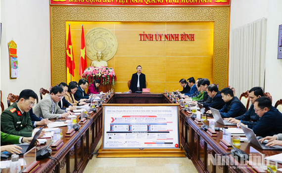 Đồng ch&iacute; B&iacute; thư Tỉnh ủy Đặng Xu&acirc;n Phong l&agrave;m việc với Tổ gi&uacute;p việc Ban Chỉ đạo tỉnh về thực hiện Nghị quyết 57-NQ/TW