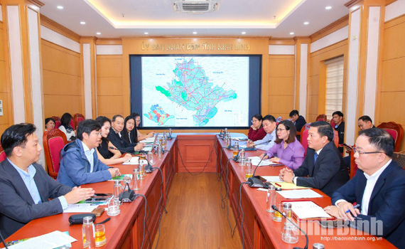 L&atilde;nh đạo UBND tỉnh tiếp v&agrave; l&agrave;m việc với Đo&agrave;n c&ocirc;ng t&aacute;c c&aacute;c doanh nghiệp quốc tế về quy hoạch, m&ocirc;i trường