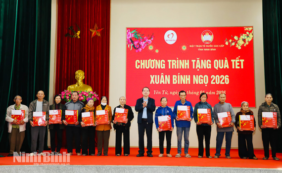 Đồng ch&iacute; Mai Văn Tuất, Ph&oacute; B&iacute; thư Tỉnh ủy, Chủ tịch Ủy ban MTTQ Việt Nam tỉnh tặng qu&agrave; Tết Nguy&ecirc;n đ&aacute;n tại x&atilde; Y&ecirc;n Từ