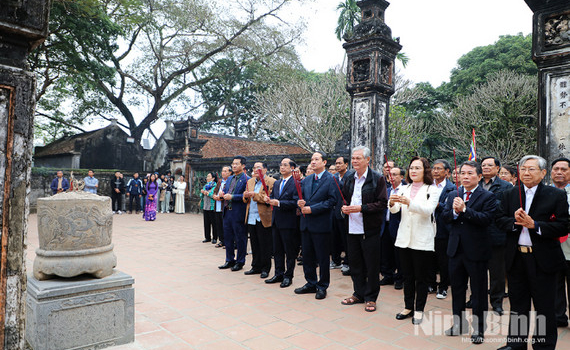 Đo&agrave;n đại biểu l&atilde;nh đạo tỉnh Ninh B&igrave;nh v&agrave; C&agrave; Mau d&acirc;ng hương tại Khu Di t&iacute;ch quốc gia đặc biệt Cố đ&ocirc; Hoa Lư; tham quan, chi&ecirc;m b&aacute;i ch&ugrave;a B&aacute;i Đ&iacute;nh