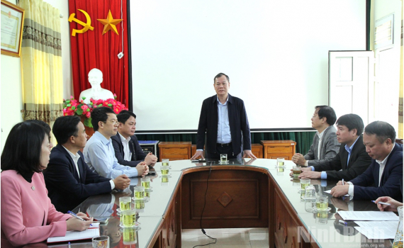 Đồng ch&iacute; Ph&oacute; B&iacute; thư Tỉnh ủy, Chủ tịch HĐND tỉnh L&ecirc; Quốc Chỉnh kiểm tra c&ocirc;ng t&aacute;c tuy&ecirc;n truyền Đại hội đại biểu to&agrave;n quốc lần thứ XIV của Đảng