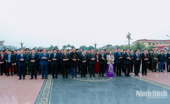 Ban Nội ch&iacute;nh Trung ương d&acirc;ng hương tưởng niệm Tổng B&iacute; thư Trường Chinh v&agrave; tặng qu&agrave; c&aacute;c gia đ&igrave;nh ch&iacute;nh s&aacute;ch, hộ ngh&egrave;o x&atilde; Xu&acirc;n Hồng