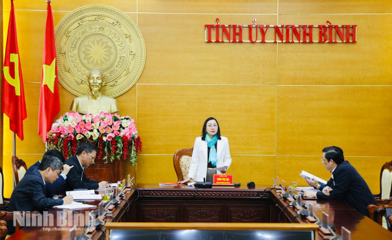 Đồng ch&iacute; Ph&oacute; B&iacute; thư Thường trực Tỉnh ủy Đinh Thị Lụa l&agrave;m việc với l&atilde;nh đạo c&aacute;c cơ quan chuy&ecirc;n tr&aacute;ch tham mưu, gi&uacute;p việc Tỉnh ủy