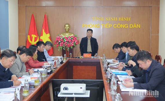 Đồng ch&iacute; Ph&oacute; Chủ tịch UBND tỉnh Trần Anh Dũng tiếp c&ocirc;ng d&acirc;n