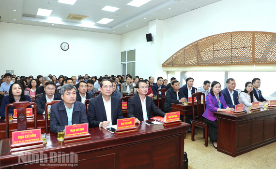 Lấy &yacute; kiến cử tri nơi c&ocirc;ng t&aacute;c đối với người được giới thiệu ứng cử đại biểu Quốc hội v&agrave; đại biểu HĐND tỉnh Ninh B&igrave;nh