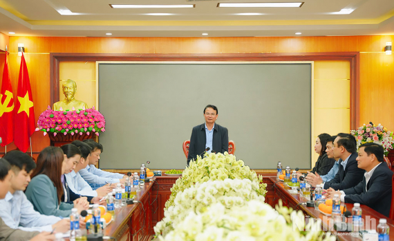 C&aacute;c đồng ch&iacute; Thường trực Tỉnh ủy l&agrave;m việc với Đảng ủy phường L&ecirc; Hồ v&agrave; Kim Bảng