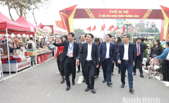 Đồng ch&iacute; B&iacute; thư Tỉnh ủy Đặng Xu&acirc;n Phong kiểm tra c&ocirc;ng t&aacute;c chuẩn bị tổ chức chợ hoa Xu&acirc;n tại phường Thi&ecirc;n Trường