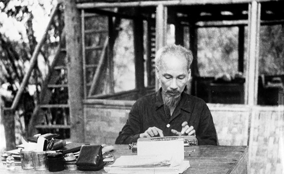 B&agrave;n đ&aacute; ch&ocirc;ng ch&ecirc;nh dịch sử Đảng
