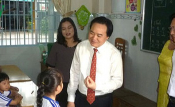 Bộ trưởng Ph&ugrave;ng Xu&acirc;n Nhạ: &ldquo;Sẽ l&ugrave;i thời điểm kết th&uacute;c năm học&rdquo;