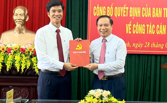 C&ocirc;ng bố quyết định của BTV Tỉnh ủy về c&ocirc;ng t&aacute;c c&aacute;n bộ tại Y&ecirc;n Kh&aacute;nh