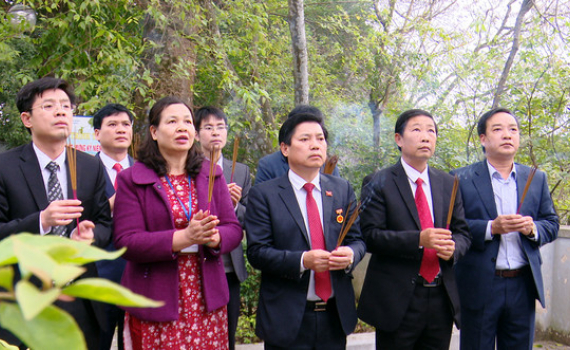Đo&agrave;n đại biểu th&agrave;nh phố Ninh B&igrave;nh d&acirc;ng hương tưởng niệm đồng ch&iacute; Lương Văn Tụy