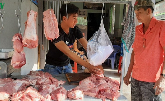 Doanh nghiệp chăn nu&ocirc;i bắt đầu giảm gi&aacute; thịt lợn