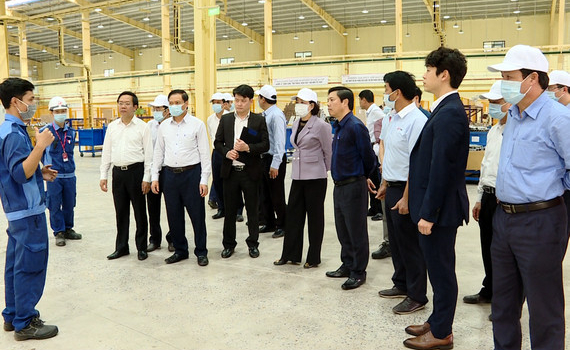 Đồng ch&iacute; B&iacute; thư Tỉnh ủy kiểm tra sản xuất, ph&ograve;ng chống lụt b&atilde;o v&agrave; dịch bệnh Covid-19