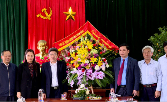 Đồng ch&iacute; Tống Quang Th&igrave;n thăm, tặng qu&agrave; nh&acirc;n ng&agrave;y Thầy thuốc Việt Nam