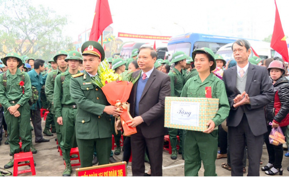 ​​​Đồng ch&iacute; Trần Hồng Quảng dự Lễ giao, nhận qu&acirc;n tại huyện Kim Sơn 
