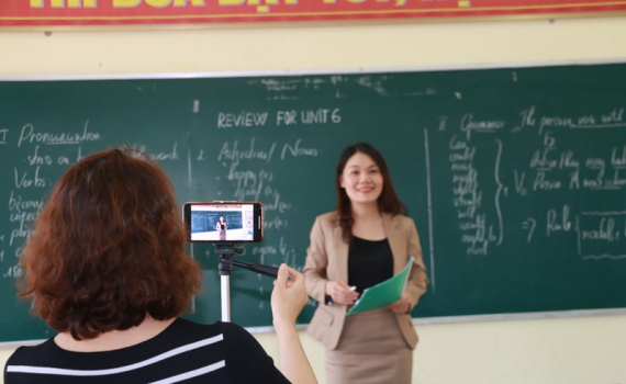 Kh&oacute; triển khai dạy học đại tr&agrave; qua s&oacute;ng truyền h&igrave;nh