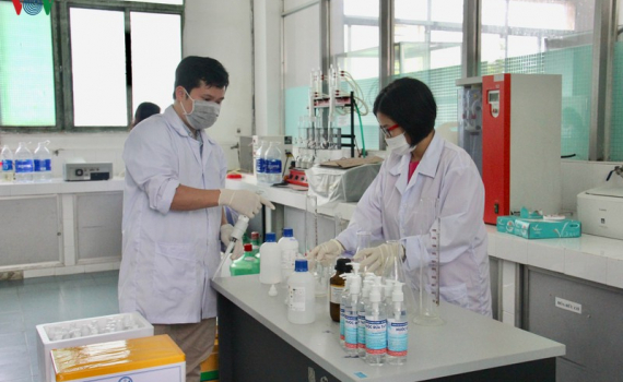 Nhiều trường học ở Đ&agrave; Nẵng tự pha chế nước rửa tay s&aacute;t khuẩn