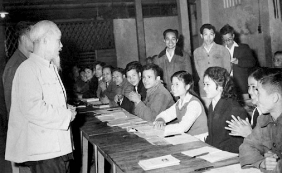 Phong c&aacute;ch B&aacute;c Hồ đến cơ sở