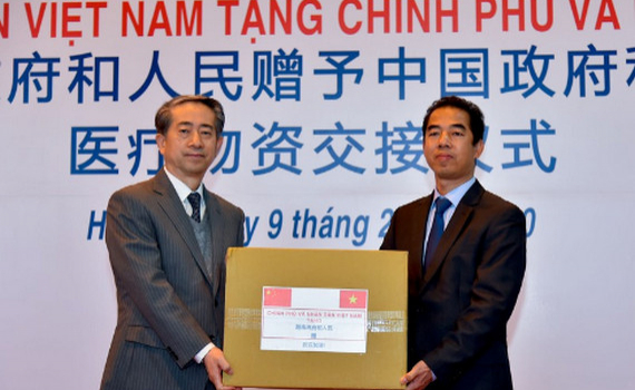 Việt Nam tặng trang thiết bị y tế trị gi&aacute; 500.000 USD cho Trung Quốc
