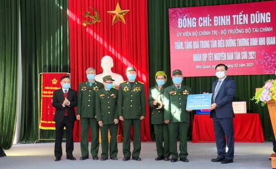Bộ trưởng Đinh Tiến Dũng thăm, tặng qu&agrave; Trung t&acirc;m Điều dưỡng thương binh Nho Quan