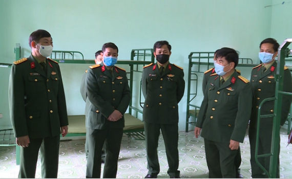 Đại t&aacute; Đinh C&ocirc;ng Thanh kiểm tra c&ocirc;ng t&aacute;c chuẩn bị tiếp nhận c&ocirc;ng d&acirc;n c&aacute;ch ly