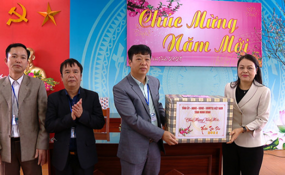 Đồng ch&iacute; B&iacute; thư Tỉnh ủy tặng qu&agrave; tết tại huyện Y&ecirc;n M&ocirc;