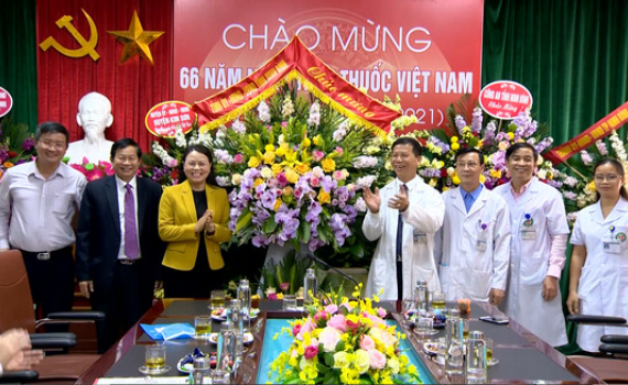 Đồng ch&iacute; B&iacute; thư Tỉnh ủy thăm, ch&uacute;c mừng nh&acirc;n ng&agrave;y Thầy thuốc Việt Nam