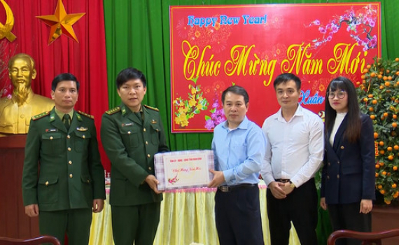 Đồng ch&iacute; B&ugrave;i Ho&agrave;ng H&agrave; thăm, tặng qu&agrave; Tết Nguy&ecirc;n đ&aacute;n