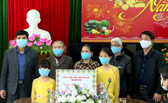 Đồng ch&iacute; Đỗ Việt Anh thăm, tặng qu&agrave; Tết Nguy&ecirc;n đ&aacute;n T&acirc;n Sửu 