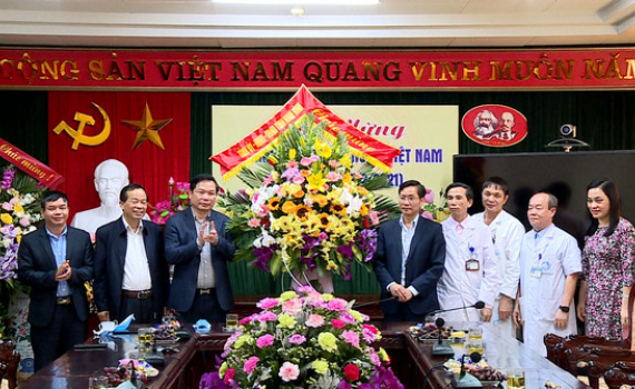 Đồng ch&iacute; Tống Quang Th&igrave;n thăm, ch&uacute;c mừng nh&acirc;n ng&agrave;y Thầy thuốc Việt Nam