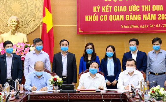 K&yacute; kết giao ước thi đua Khối c&aacute;c cơ quan Đảng năm 2021