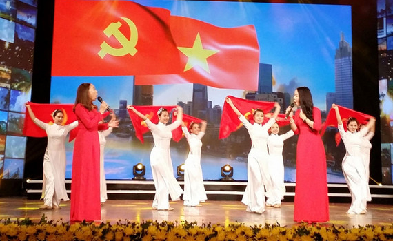 X&acirc;y dựng v&agrave; thực hiện c&aacute;c chuẩn mực văn h&oacute;a trong l&atilde;nh đạo, quản l&yacute;