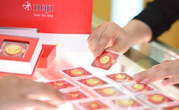 Gi&aacute; v&agrave;ng h&ocirc;m nay 25-2: Gi&aacute; v&agrave;ng trong nước lập đỉnh lịch sử, thế giới rớt gi&aacute;
