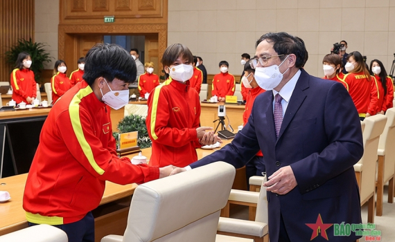 Thủ tướng Ch&iacute;nh phủ Phạm Minh Ch&iacute;nh: C&aacute;c nữ tuyển thủ l&agrave; &ldquo;những c&ocirc; g&aacute;i kim cương&rdquo;