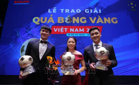 Ho&agrave;ng Đức v&agrave; Huỳnh Như, Văn &Yacute; gi&agrave;nh Quả b&oacute;ng V&agrave;ng Việt Nam 2021 