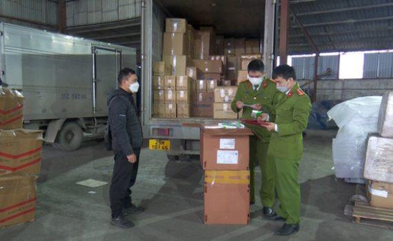 Bắt vụ vận chuyển thuốc hỗ trợ điều trị Covid-19 kh&ocirc;ng r&otilde; nguồn gốc