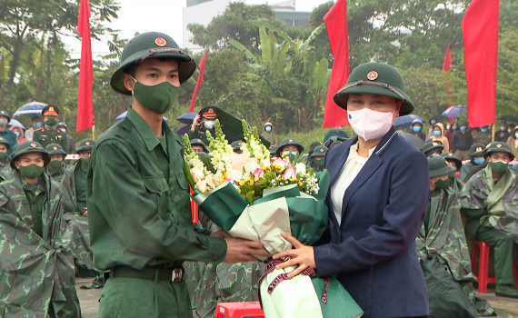 Hơn 1.300 thanh ni&ecirc;n Ninh B&igrave;nh hăng h&aacute;i l&ecirc;n đường nhập ngũ