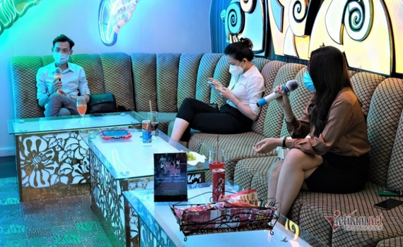 Bộ Y tế đề nghị c&acirc;n nhắc, bổ sung quy định mở lại karaoke, vũ trường