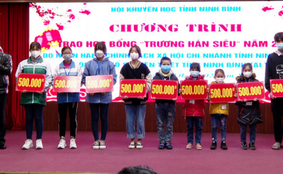 Hội Khuyến học tỉnh trao học bổng Trương H&aacute;n Si&ecirc;u năm 2022